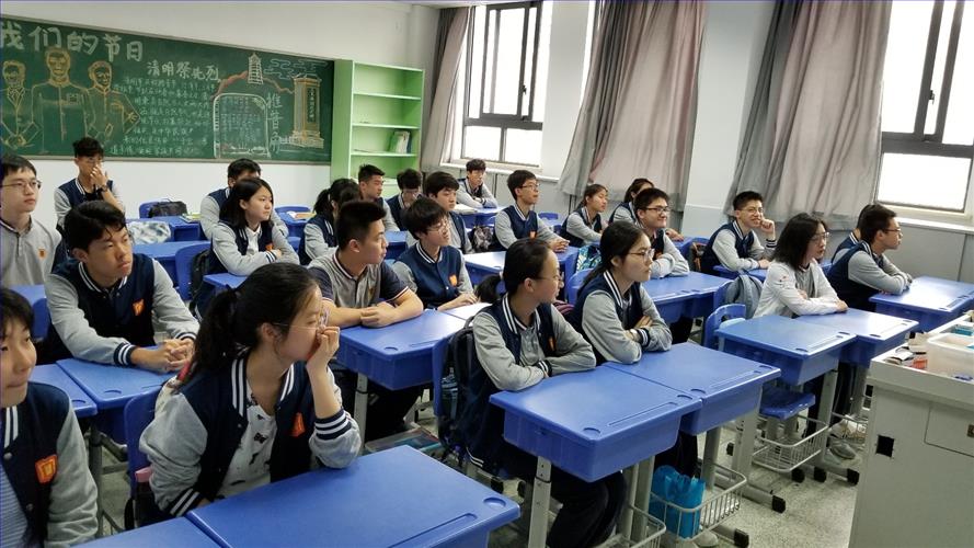 同学们认真聆听.jpg 同学们认真聆听.jpg