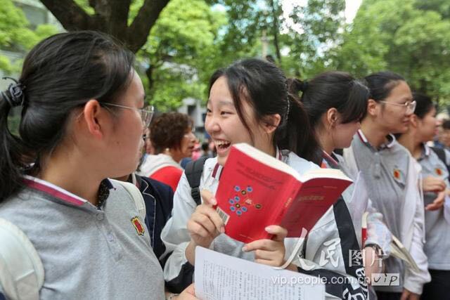 学生微笑1.jpg